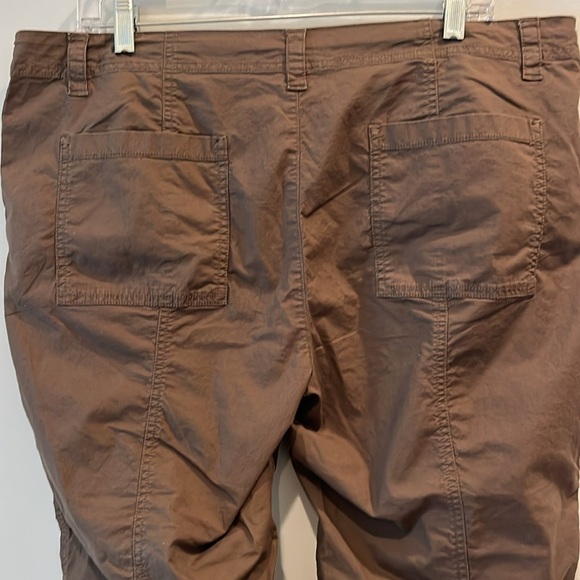 Loft - women’s Capri length cargo pants. Size 14 - Picture 7 of 10
